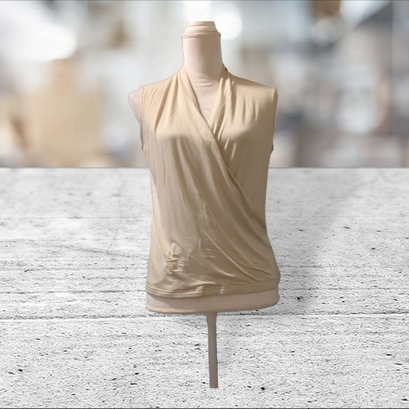 NWT Banana republic sleeveless wrap around look blouse beige top size M - Picture 5 of 13
